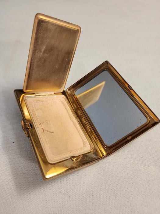 Curios: Melissa England Loose Powder Compact