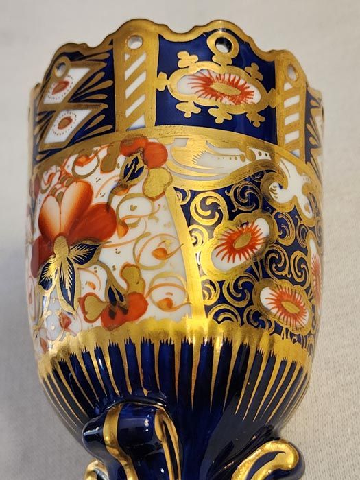 China & Ceramics: Imari three legged vase