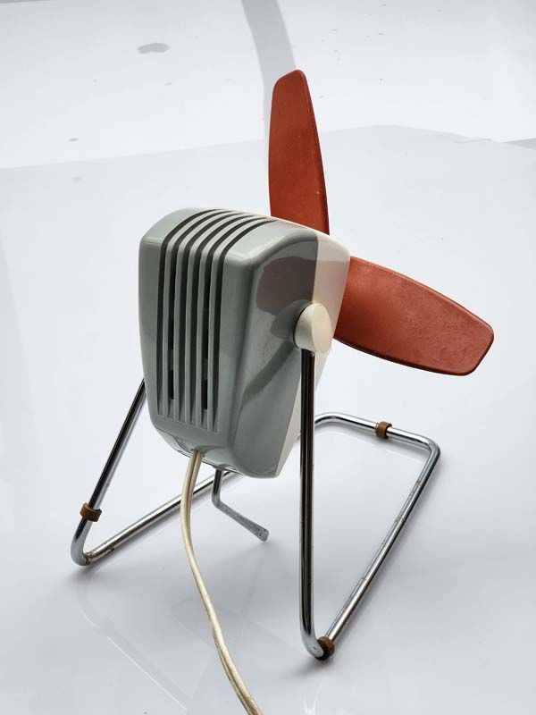 Vintage & Retro: Gray/Red Phillips Fan