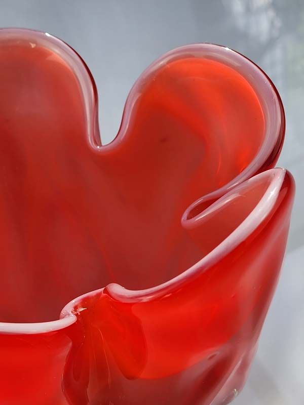 Glass: Iwatsu Hineri Glass vase - red