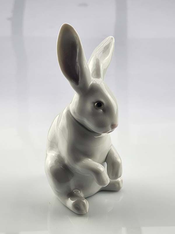 China & Ceramics: Lladro - Sitting Bunny 05907
