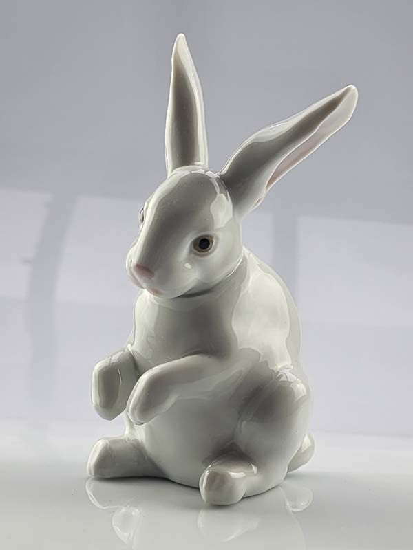 China & Ceramics: Lladro - Sitting Bunny 05907