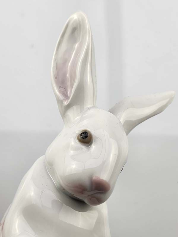 China & Ceramics: Lladro - Sitting Bunny 05907
