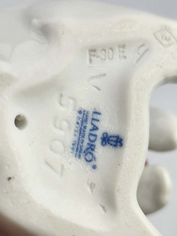 China & Ceramics: Lladro - Sitting Bunny 05907