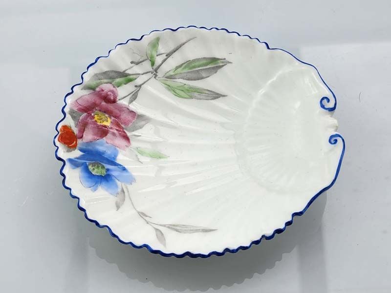 Shelley shell shaped bowl