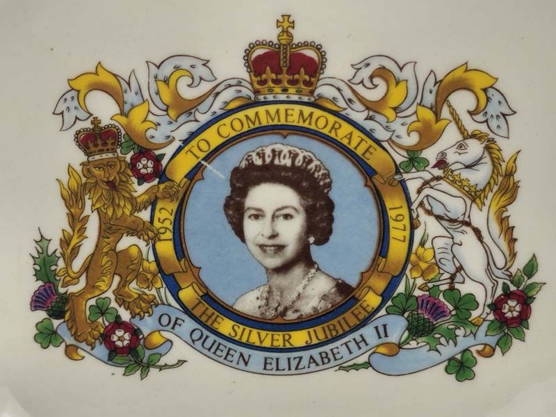 Vintage & Retro: Queen Elizabeth II Silver Jubilee tray 1977
