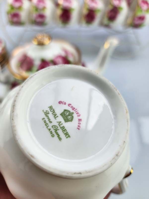 China & Ceramics: Old English Rose tea set