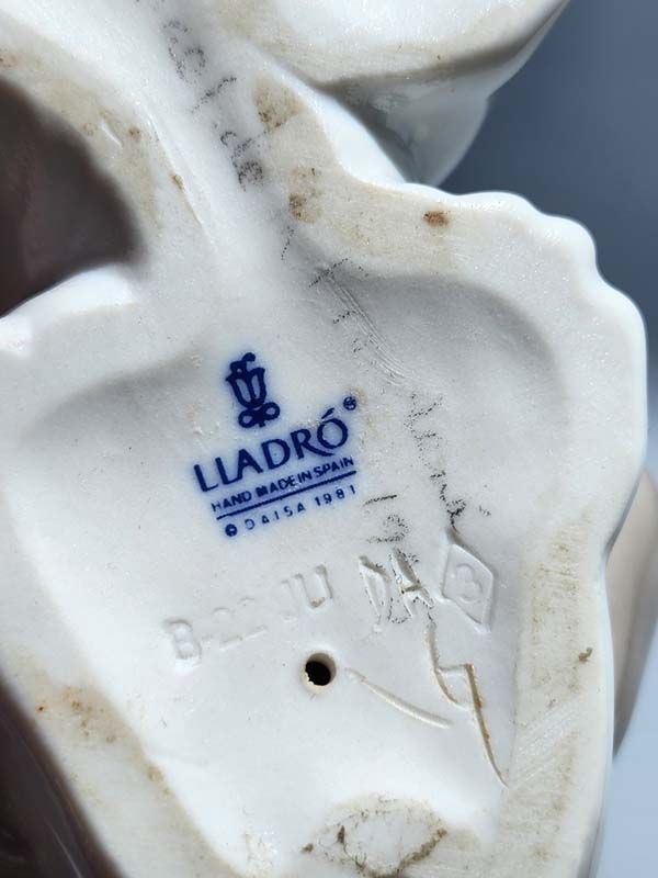 China & Ceramics: Lladro - Attentive Cat