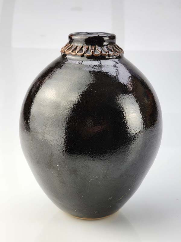 - Signed studio pottery: Doreen Swift Vase
