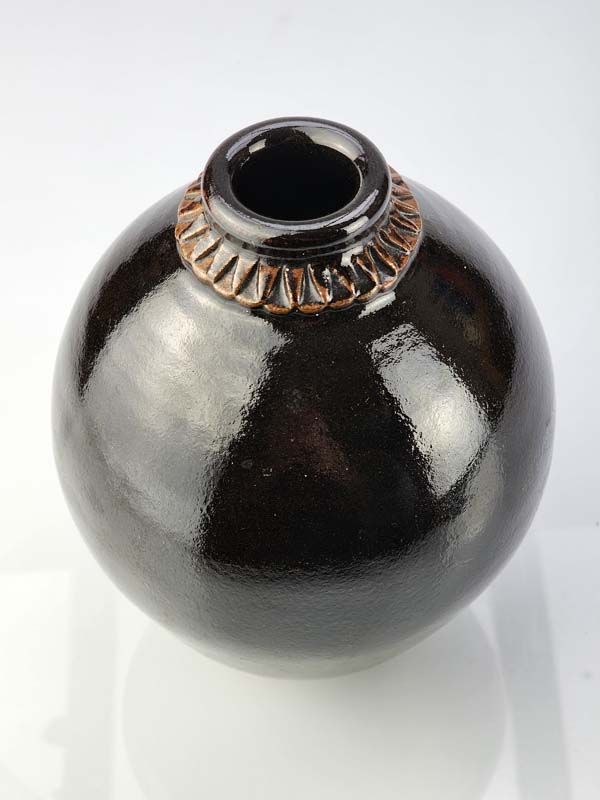 - Signed studio pottery: Doreen Swift Vase