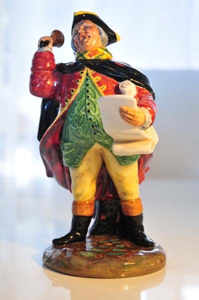 Figurines: Town Crier - Royal Doulton