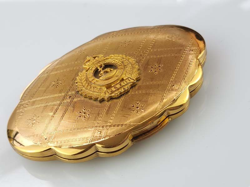 Vintage & Retro: KIGU Compact with WW2 Badge