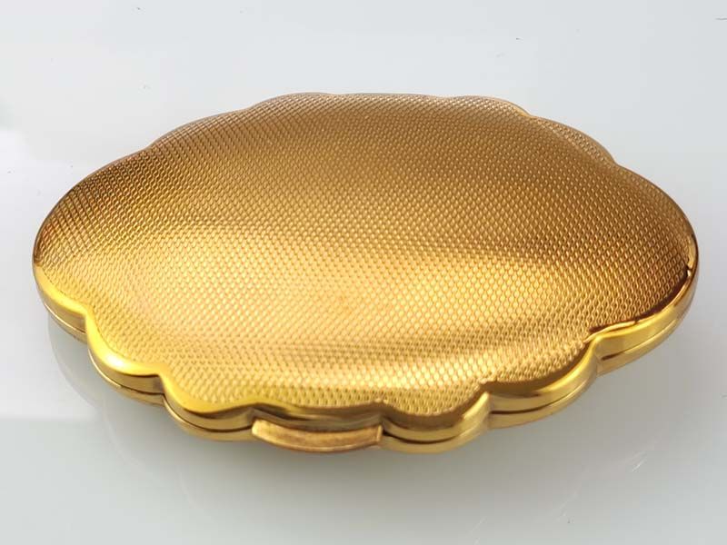 Curios: KIGU Compact with WW2 Badge