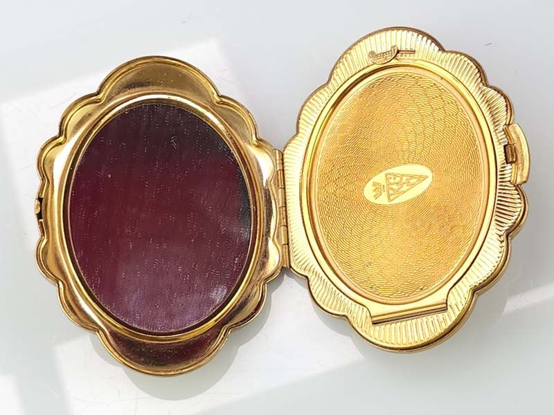 Curios: KIGU Compact with WW2 Badge