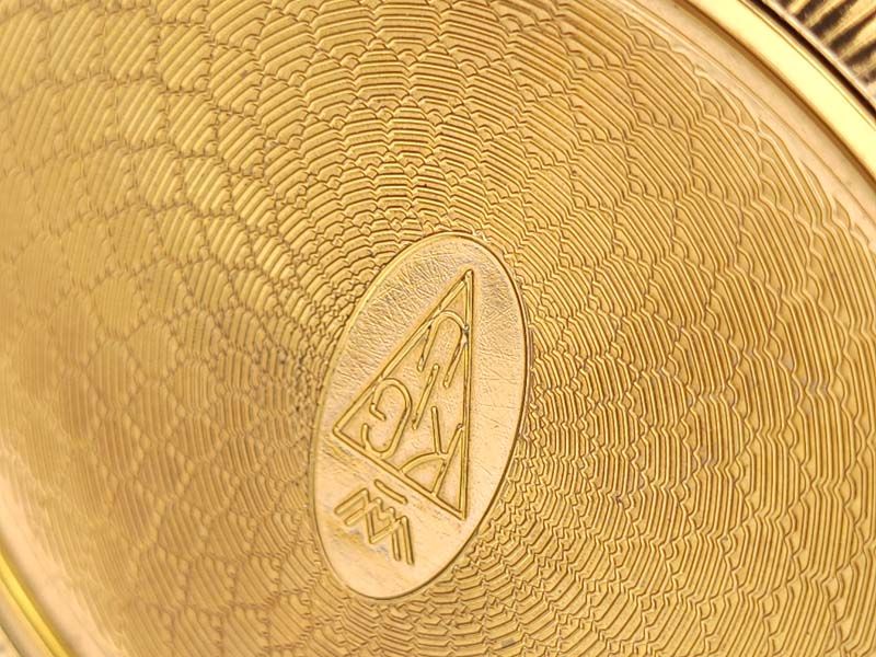 Curios: KIGU Compact with WW2 Badge