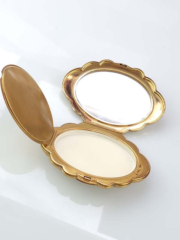 Curios: KIGU Compact with WW2 Badge