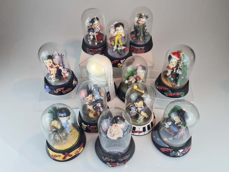 Collectables: Franklin Mint Betty Boop Glass Dome Collectables