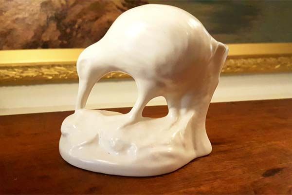 NZ Pottery: Crown Lynn - Kiwi, white coloured