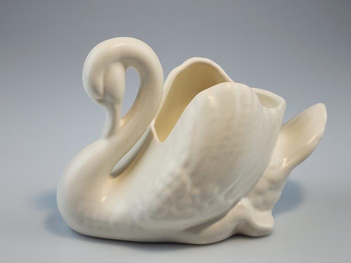 NZ Pottery: Crown Lynn - small swan