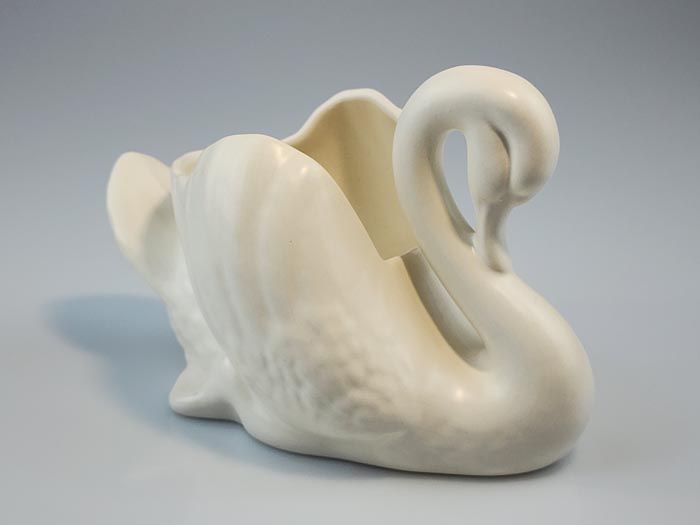 NZ Pottery: Crown Lynn - small swan