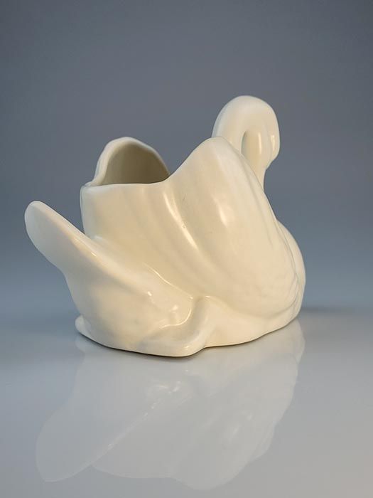 NZ Pottery: Crown Lynn - small swan