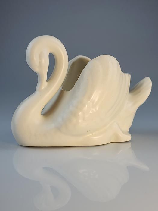 NZ Pottery: Crown Lynn - small swan