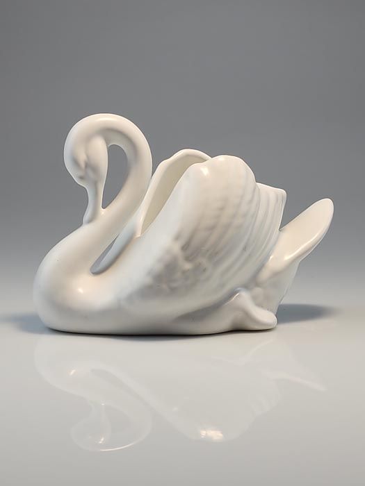 NZ Pottery: Crown Lynn - small swan