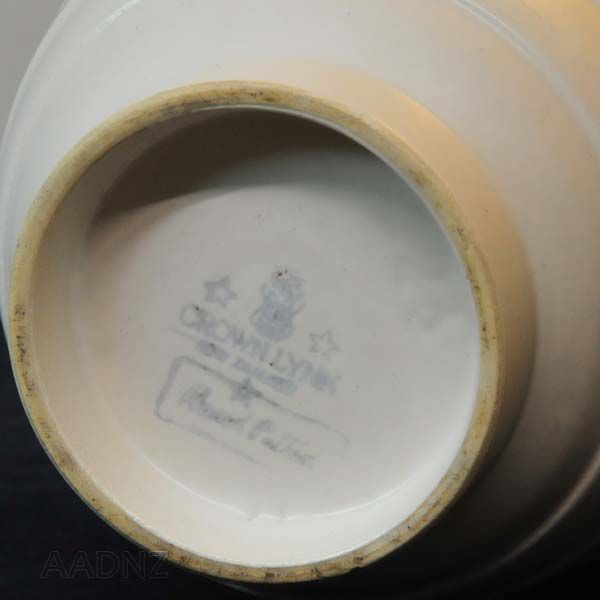 NZ Pottery: Crown Lynn - Vase