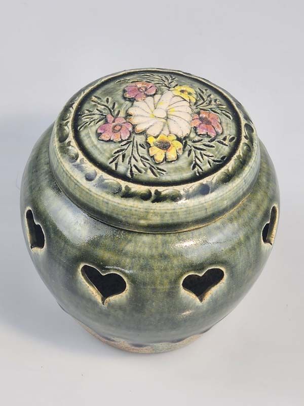 - Signed studio pottery: Dovedale pottery potpourri