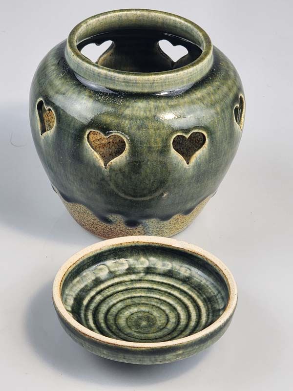 - Signed studio pottery: Dovedale pottery potpourri