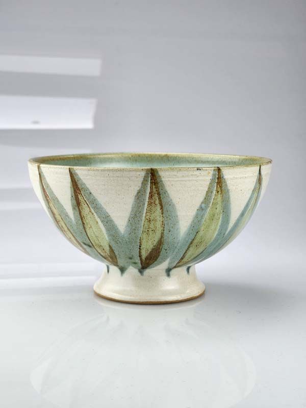 Hanmer pottery raised bowl