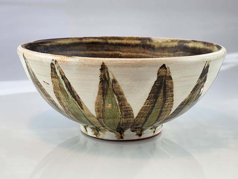 Hanmer pottery raised bowl