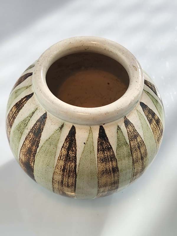 Hanmer pottery: Hanmer pottery vase