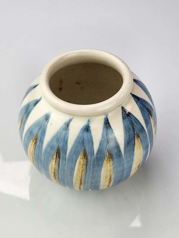 Hanmer pottery vase, small squat