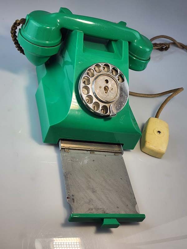 Retro Electronics: Jade Green Bakelite Telephone