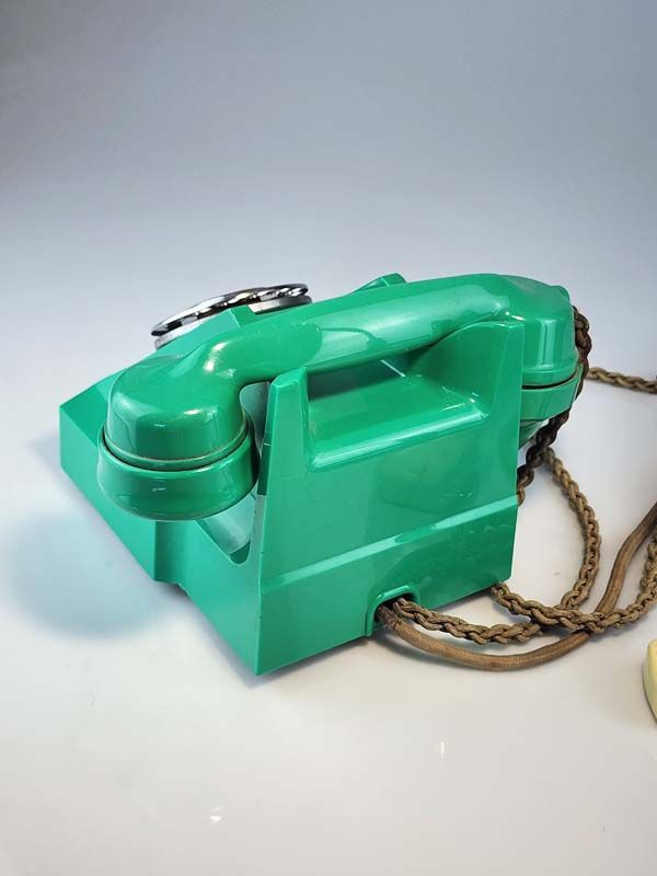 Retro Electronics: Jade Green Bakelite Telephone
