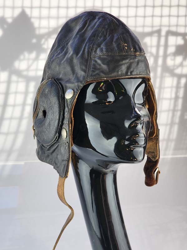Vintage & Retro: Leather flying helmet