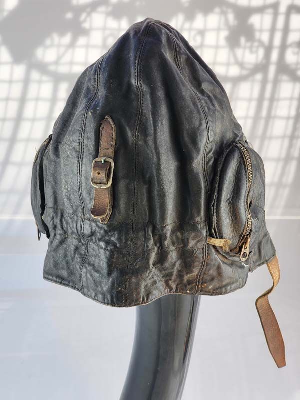 Vintage & Retro: Leather flying helmet