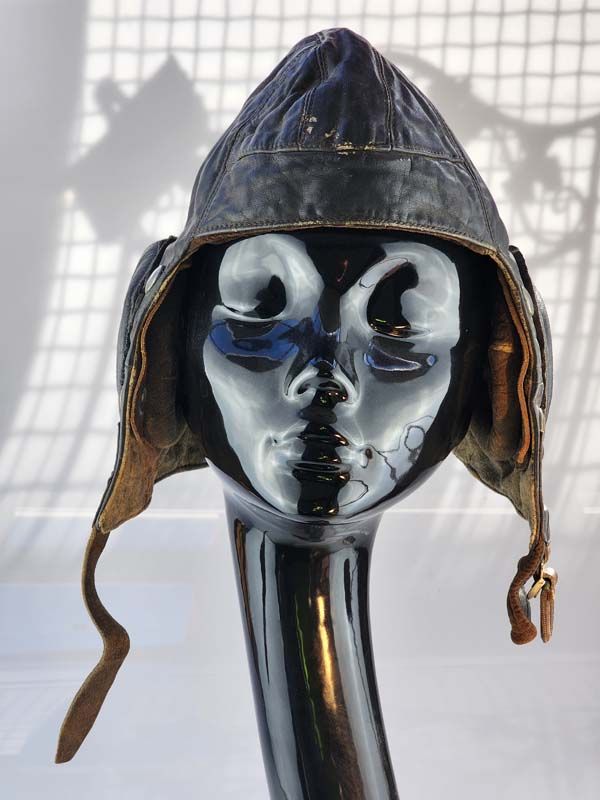 Vintage & Retro: Leather flying helmet