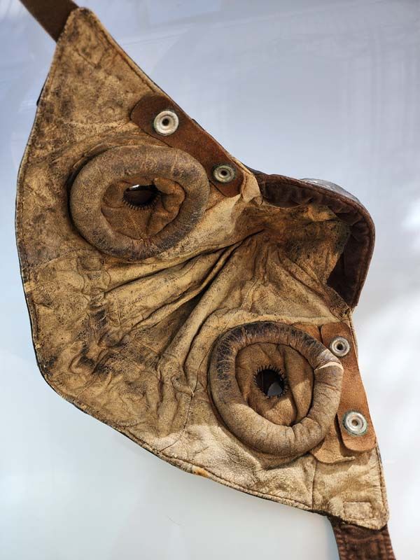 Vintage & Retro: Leather flying helmet