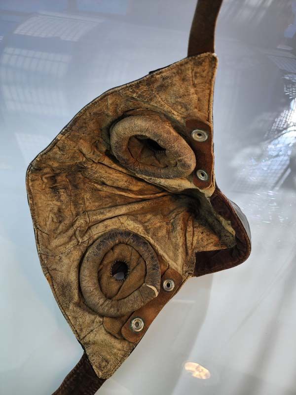 Vintage & Retro: Leather flying helmet