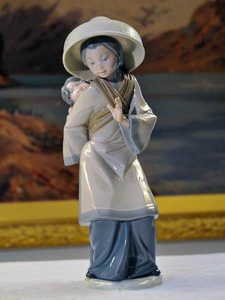 Lladro: Lladro - Chinese with baby on back