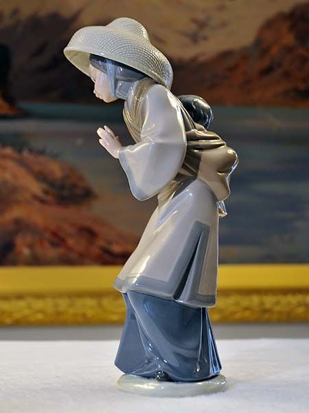 Lladro: Lladro - Chinese with baby on back