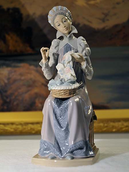 Lladro: Lladro - Sewing a trousseau
