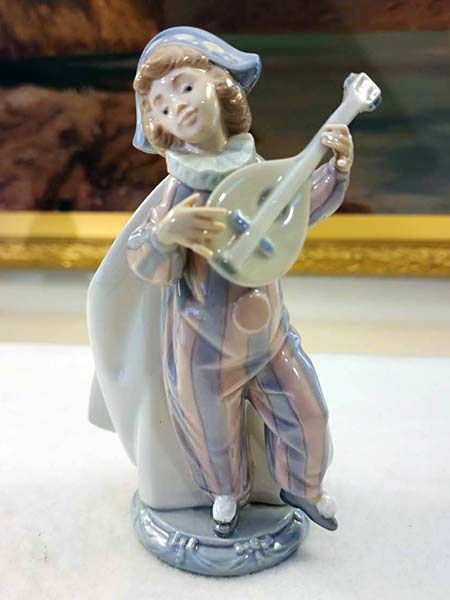 Lladro: Lladro - Mandolin Serenade