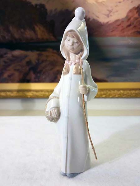 Lladro: Lladro - Shepherdess with basket (RARE)