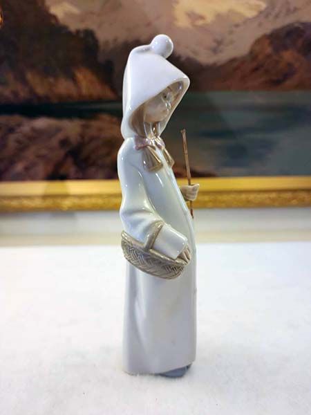 Lladro: Lladro - Shepherdess with basket (RARE)