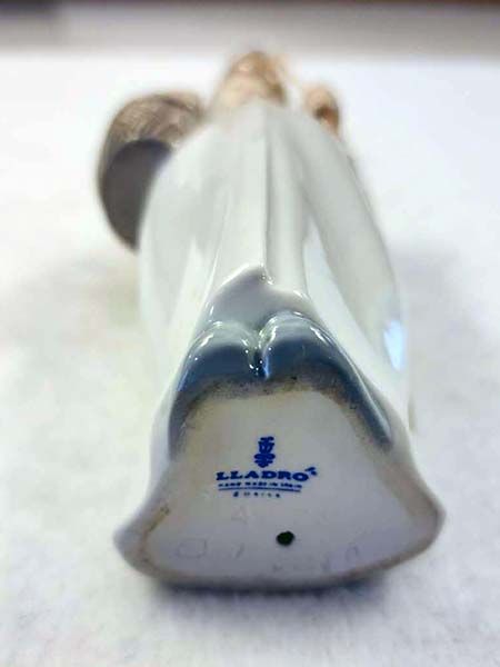 Lladro: Lladro - Shepherdess with basket (RARE)