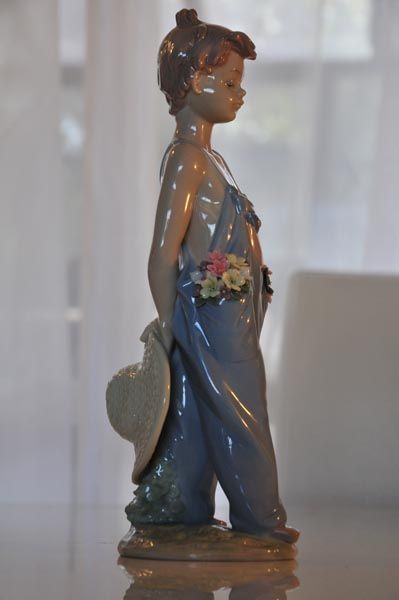 Lladro: Lladro - Pocket full of flowers