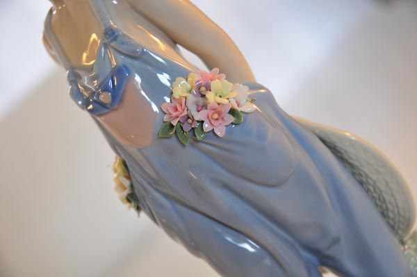 Lladro: Lladro - Pocket full of flowers